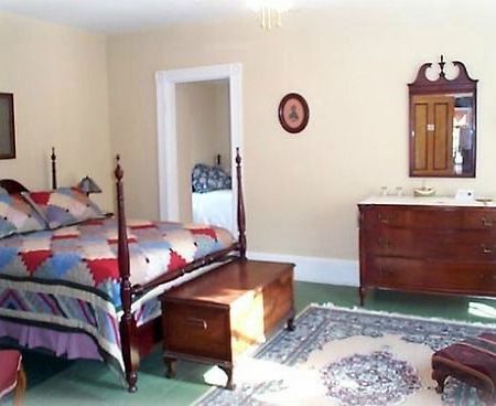 Evangeline'S Tower Bed & Breakfast Parrsboro Экстерьер фото